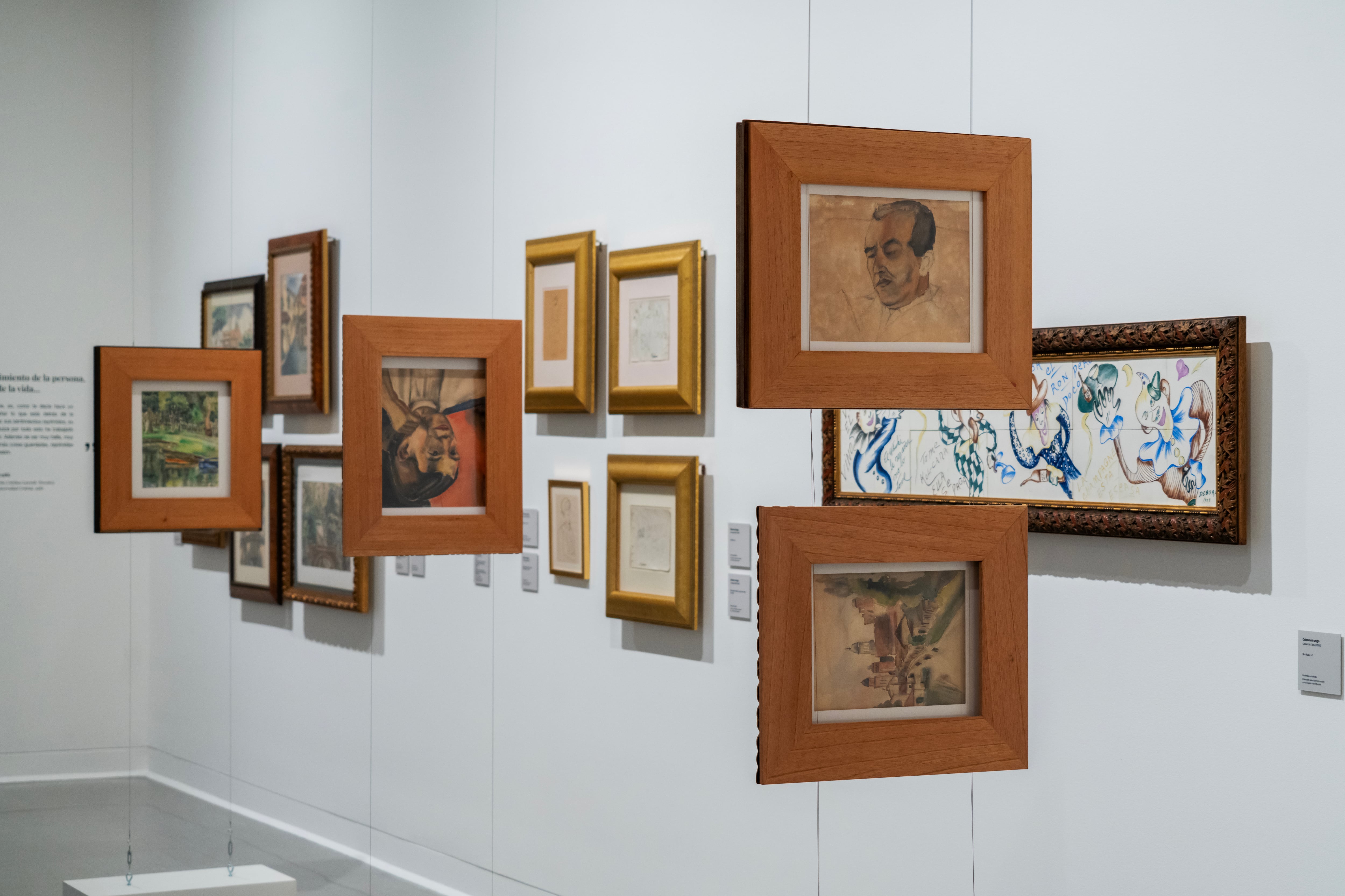 ‘El mundo en primera persona’ es una sala dedicada al universo íntimo de la maestra Débora Arango. En ella, el público podrá recorrer una selección de 118 obras que invitan a descubrir una dimensión más cercana, humana y personal de la artista.