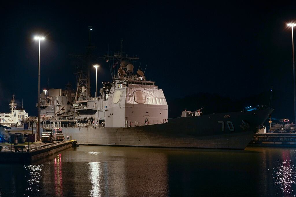 El buque de guerra USS Lake Erie de la Armada de los Estados Unidos avanza por las esclusas de Pedro Miguel del Canal de Panamá, en la Ciudad de Panamá, el viernes 29 de agosto de 2025. (Foto AP/Matias Delacroix)