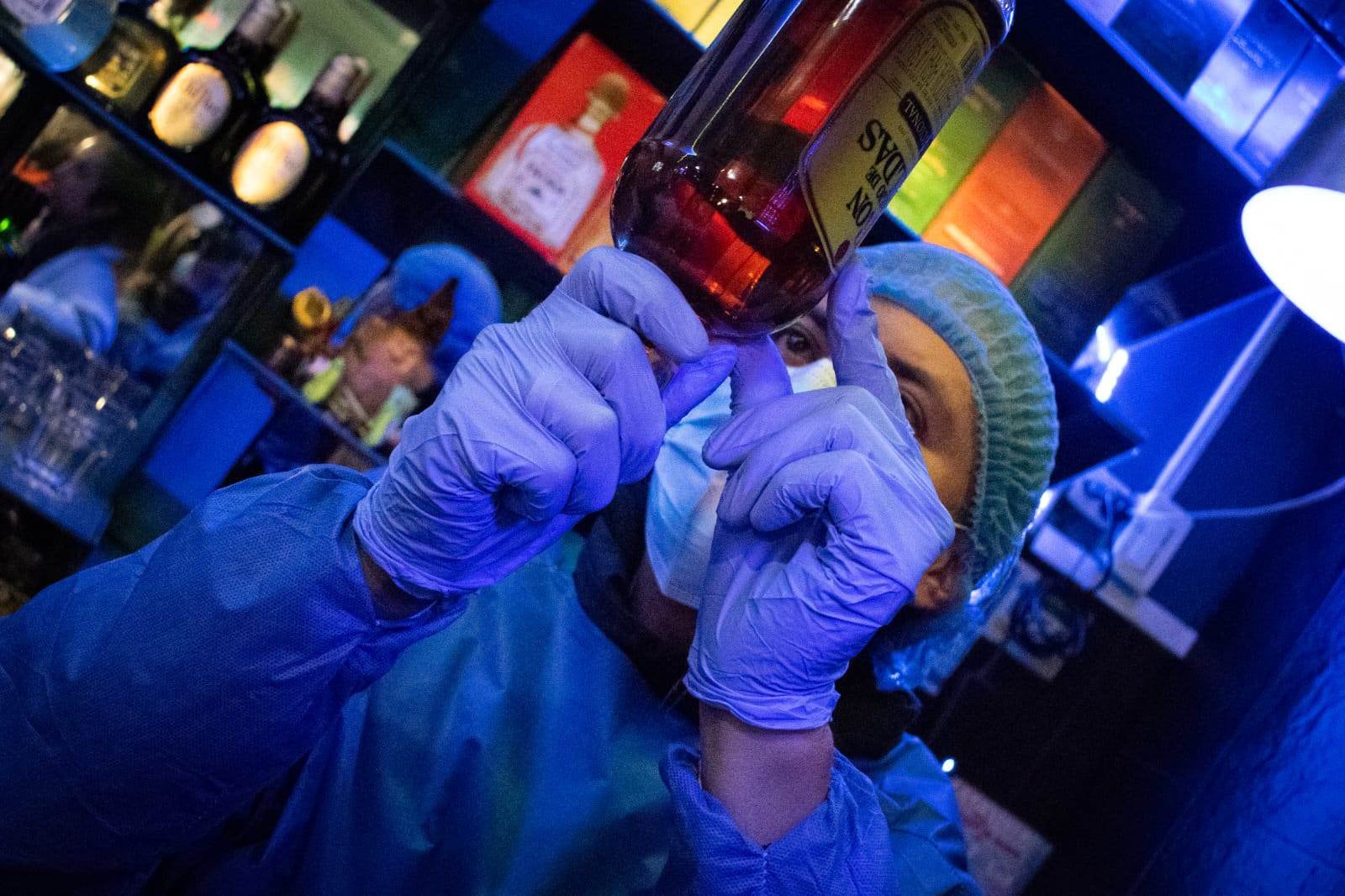 Operativos del comando nocturno en esta zona de Kennedy para identificar botellas de licor adulterado.