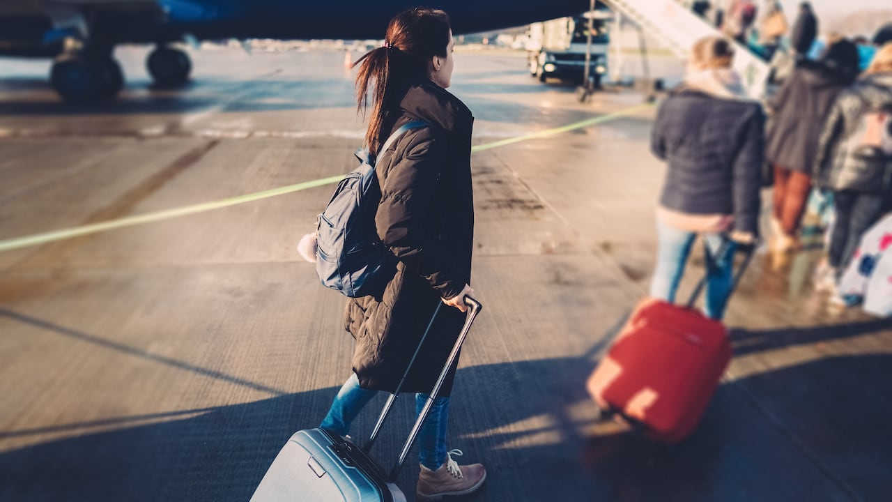 Si necesita viajar fuera del país con un menor de edad, esto es lo que debe tener en cuenta para solicitar el permiso de salida.