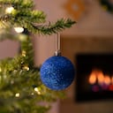 Armonía y serenidad: cómo las bolas azules en su árbol de navidad pueden cambiar el ambiente de su hogar.