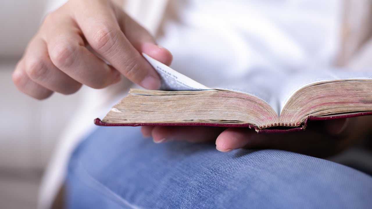 Para los creyentes, leer las Sagradas Escrituras hace parte de la forma en la que Dios habla.