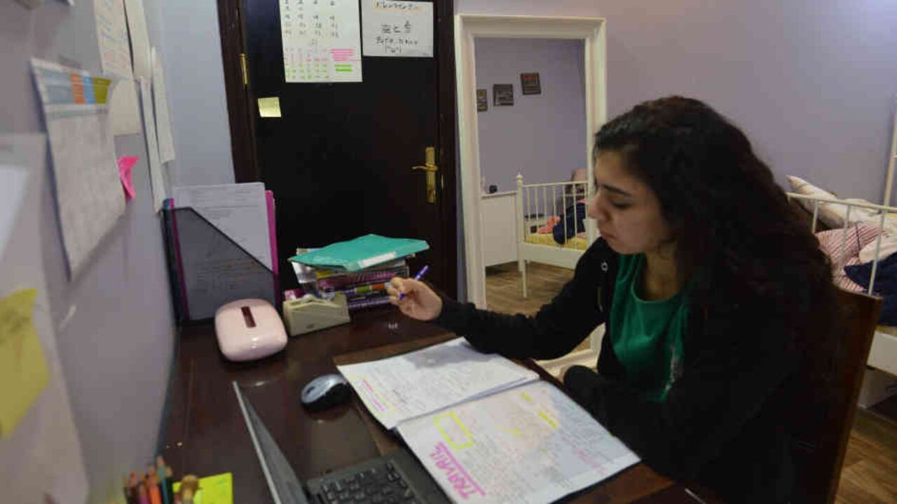 Miles de estudiantes latinos están en cuarentena en Francia, España e Italia.