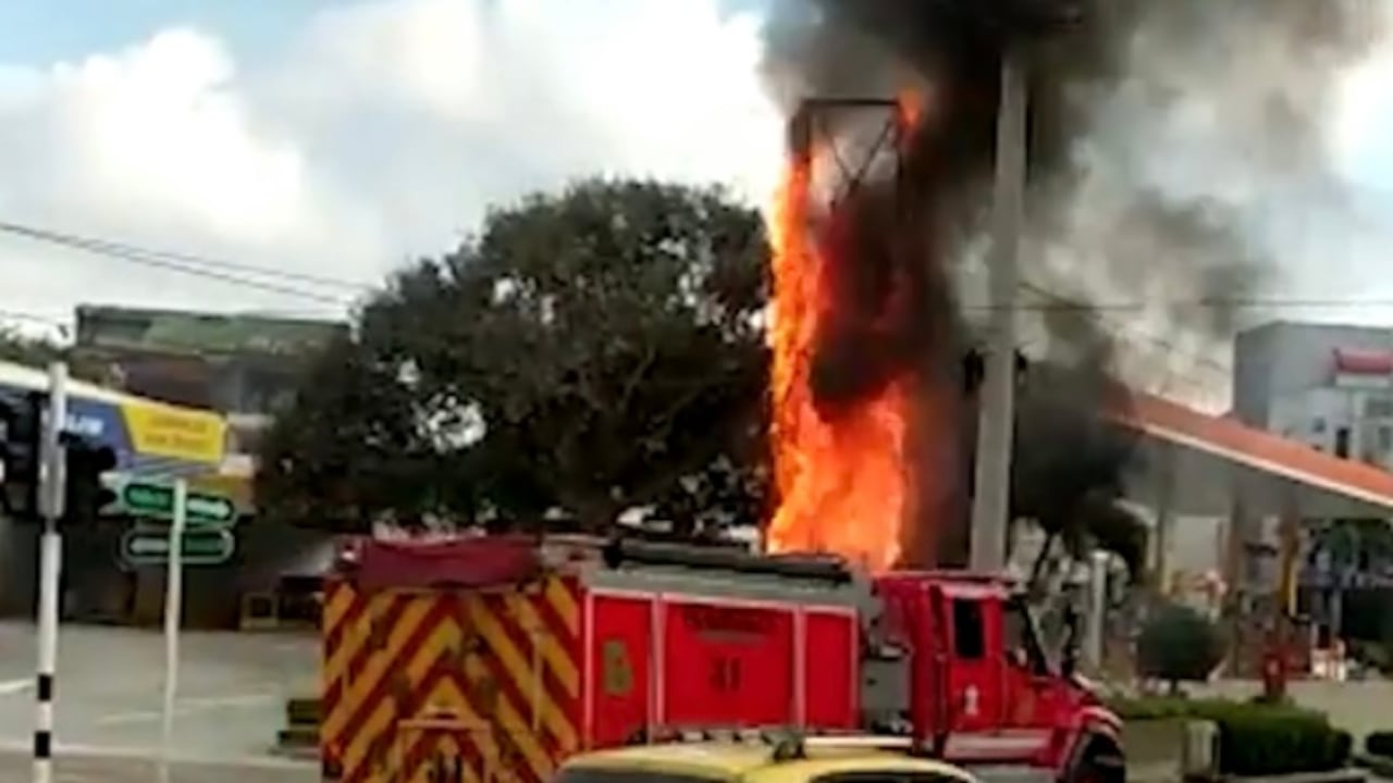 Video | Incendio en letrero de estación de gasolina causó pánico en el norte de Barranquilla