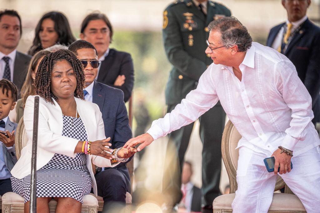 El presidente de Colombia, Gustavo Petro, saluda a la vicepresidenta de Colombia, Francia Márquez, durante el Desfile del Día de la Independencia de Colombia 2024 el 20 de julio de 2024 en Bogotá, Colombia (Foto de Diego Cuevas/Getty Images)
