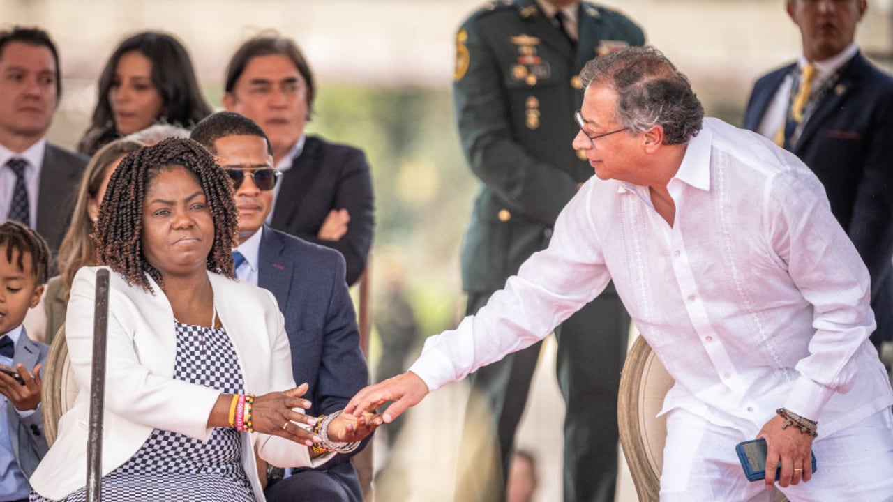 El presidente de Colombia, Gustavo Petro, saluda a la vicepresidenta de Colombia, Francia Márquez, durante el Desfile del Día de la Independencia de Colombia 2024 el 20 de julio de 2024 en Bogotá, Colombia (Foto de Diego Cuevas/Getty Images)