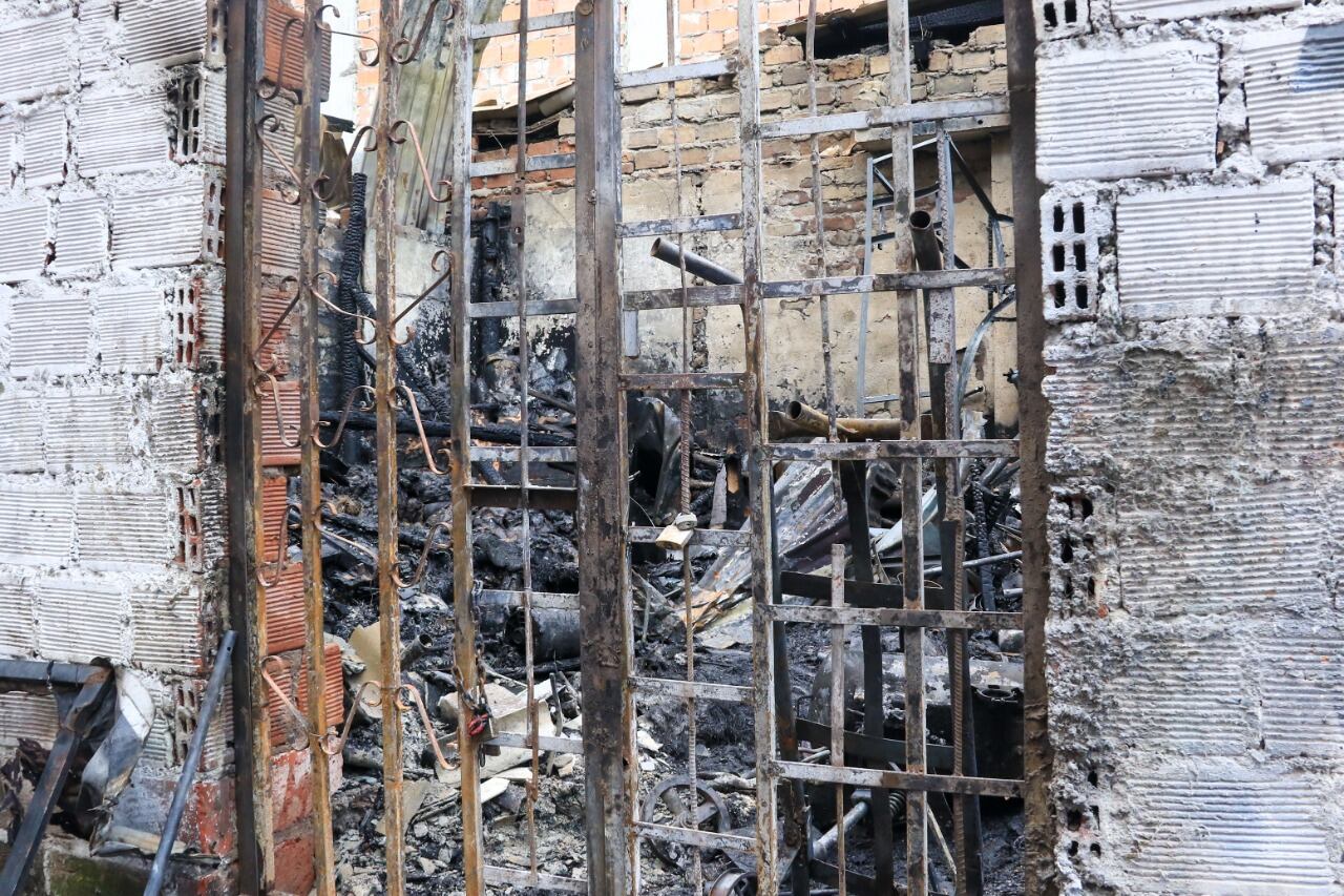 Voraz incendio consumió local de maniquíes en el centro de Cali.