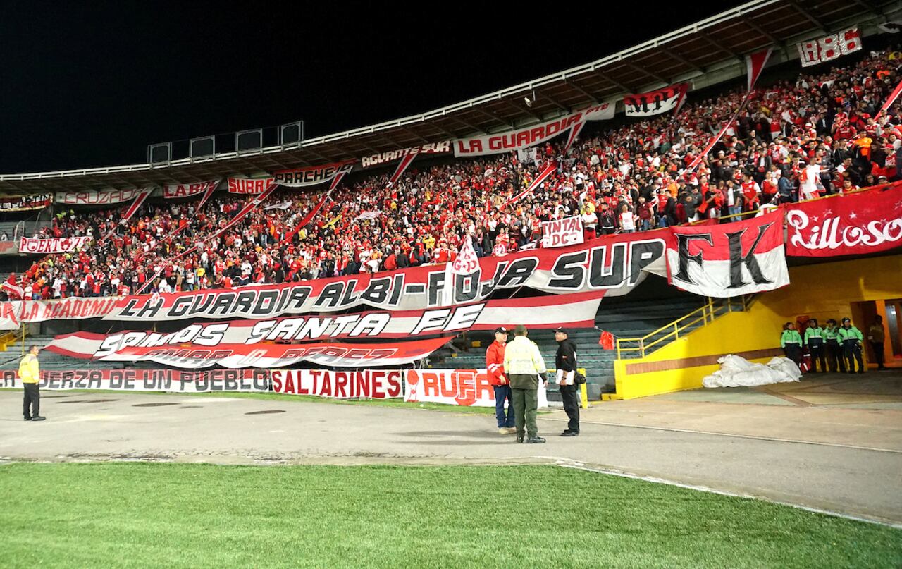 Jugadores de Independiente Santa Fe, celebran la victoria sobre America de Cali, al final de partido de la fecha 6 entre Independiente Santa Fe y America de Cali, por la Liga BetPLay DIMAYOR I 2020, en el estadio Nemesio Camacho El Campin de la ciudad de Bogota. / Players of Independiente Santa Fe, celebrate the victory to America de Cali, at the end of a match of the 6th date between Independiente Santa Fe and America de Cali, for the BetPlay DIMAYOR I Leguaje 2020 at the Nemesio Camacho El Campin Stadium in Bogota city. / Photo: VizzorImage / Luis Ramirez / Staff.