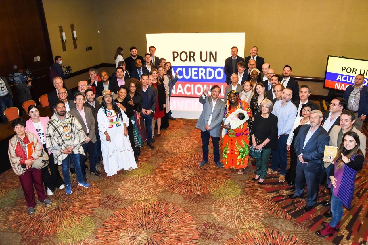 Los integrantes de la primera mesa de trabajo del gran acuerdo nacional que propuso Petro.