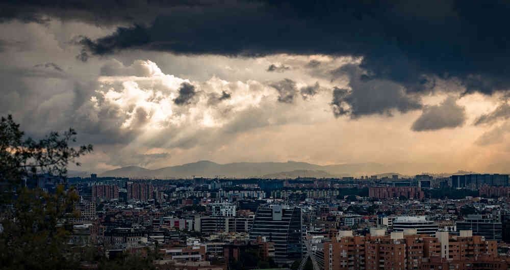 Desde que llegó a Colombia, el embajador de Alemania, Peter Ptassek, se ha convertido en toda una celebridad gracias a su cuenta de Twitter. 