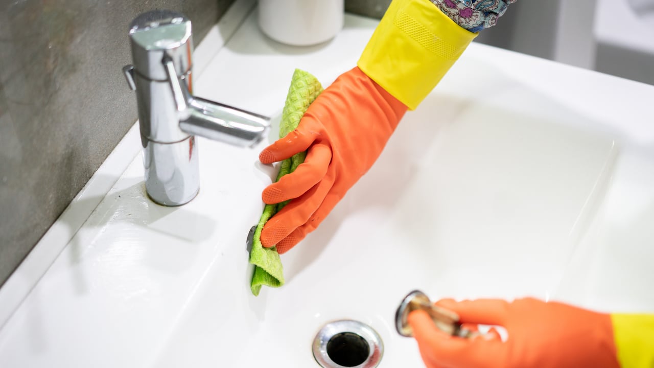 La limpieza permanente del baño es clave para evitar malos olores.