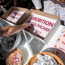 (ARCHIVOS) En esta foto de archivo, los asistentes toman carteles en una protesta frente a la capital del estado de Texas el 29 de mayo de 2021 en Austin, Texas. - Una ley de Texas que prohíbe el aborto después de seis semanas, y no hace ninguna excepción por violación o incesto, entró en vigencia el 1 de septiembre de 2021 después de que la Corte Suprema no actuó en una solicitud de emergencia para bloquearlo. El gobernador Greg Abbott, un republicano, firmó el proyecto de ley en mayo, lo que convierte a Texas en uno de una docena de estados que prohíben el aborto una vez que se puede detectar un latido fetal, que generalmente ocurre en la sexta semana de embarazo. (Foto de SERGIO FLORES / GETTY IMAGES NORTH AMERICA / AFP)