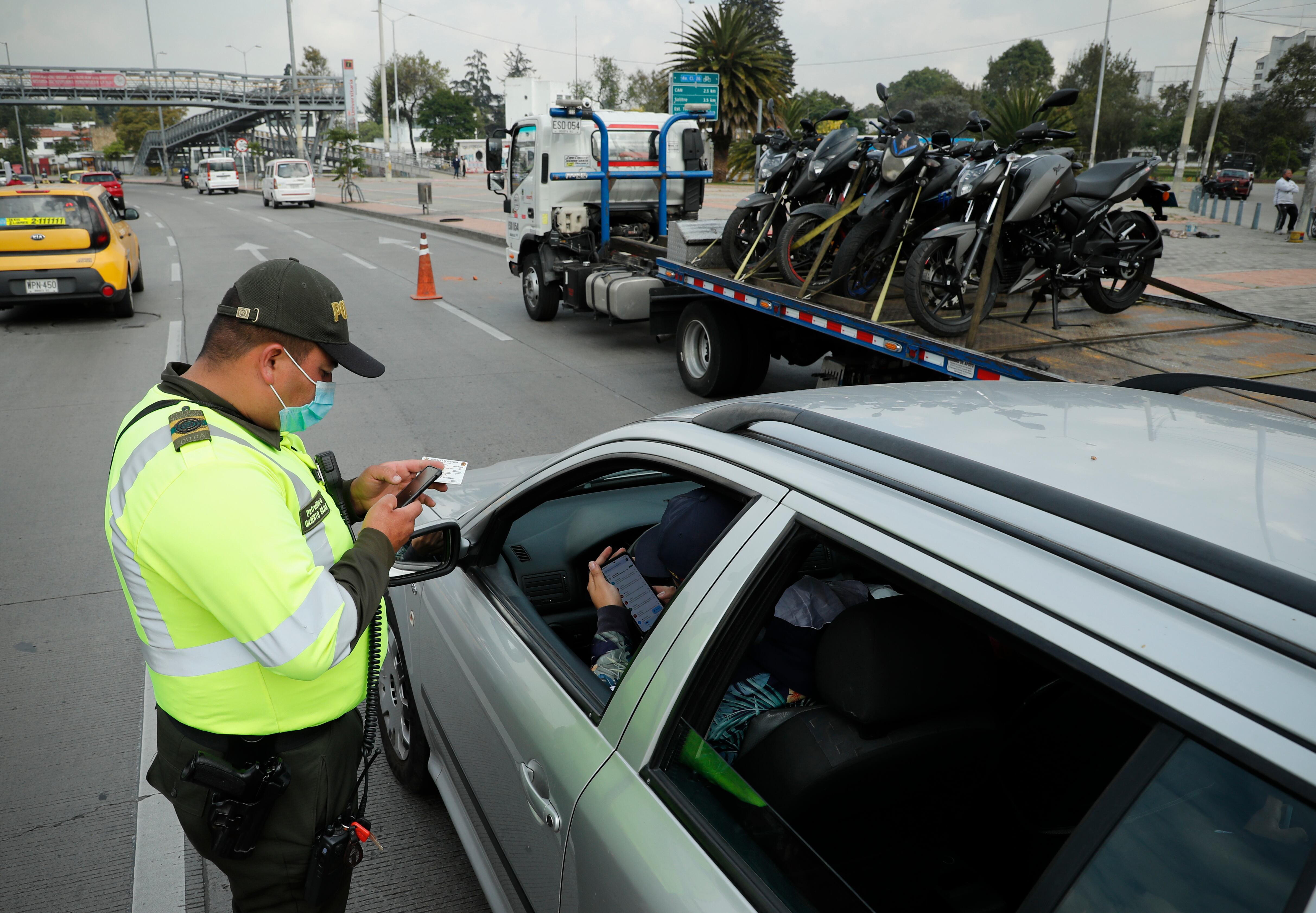 ¿Cuál es el precio para obtener o renovar la licencia de conducción en Colombia?