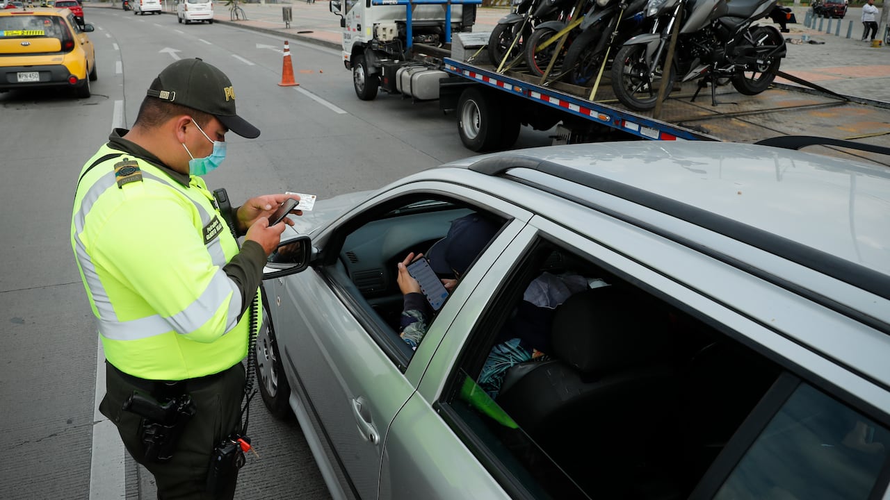 Hay quienes insisten en manejar con la licencia de conducción vencida.