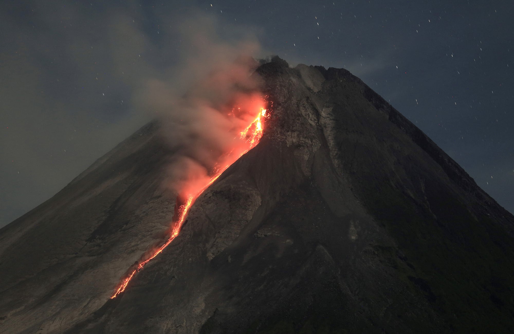 En imágenes: El monte Merapi de Indonesia entra en erupción