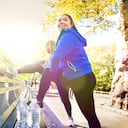 Dos mujeres de talla grande haciendo ejercicio en Central Park, Nueva York durante un hermoso día.