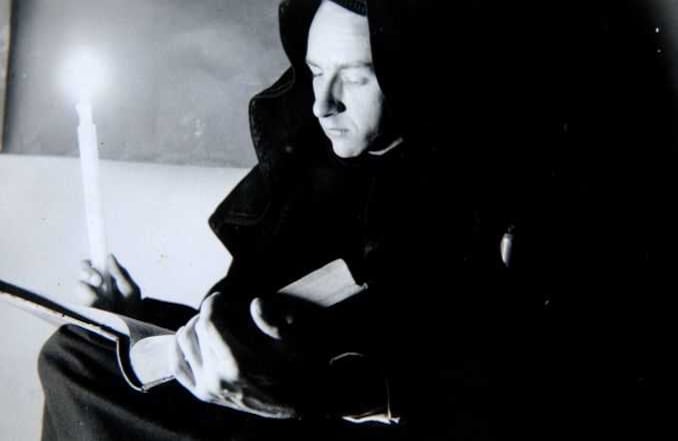 Carolina Cárdenas y Sergio Trujillo experimentaron con la fotografía y la llevaron más allá del retrato clásico. Además, asumieron la cerámica como un arte. En la imagen, Sergio posa para la cámara de Carolina.