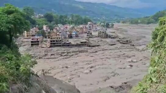 La inundación azotó la región el miércoles por la mañana, devastando Timure y Syabrubesi en Rasuwa, donde viven alrededor de 50.000 personas, antes de descender rápidamente por el río a través de Nuwakot hacia Dhading.