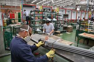 Según la Acrip, un operario gana 1.272.217 en el Valle del Cauca.