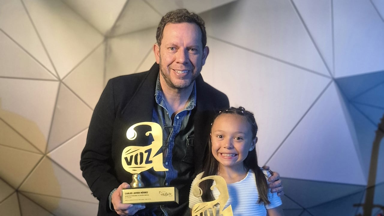 Carlos Mendez y Mariana Rojas, ganadores en los premios Viva la Voz.