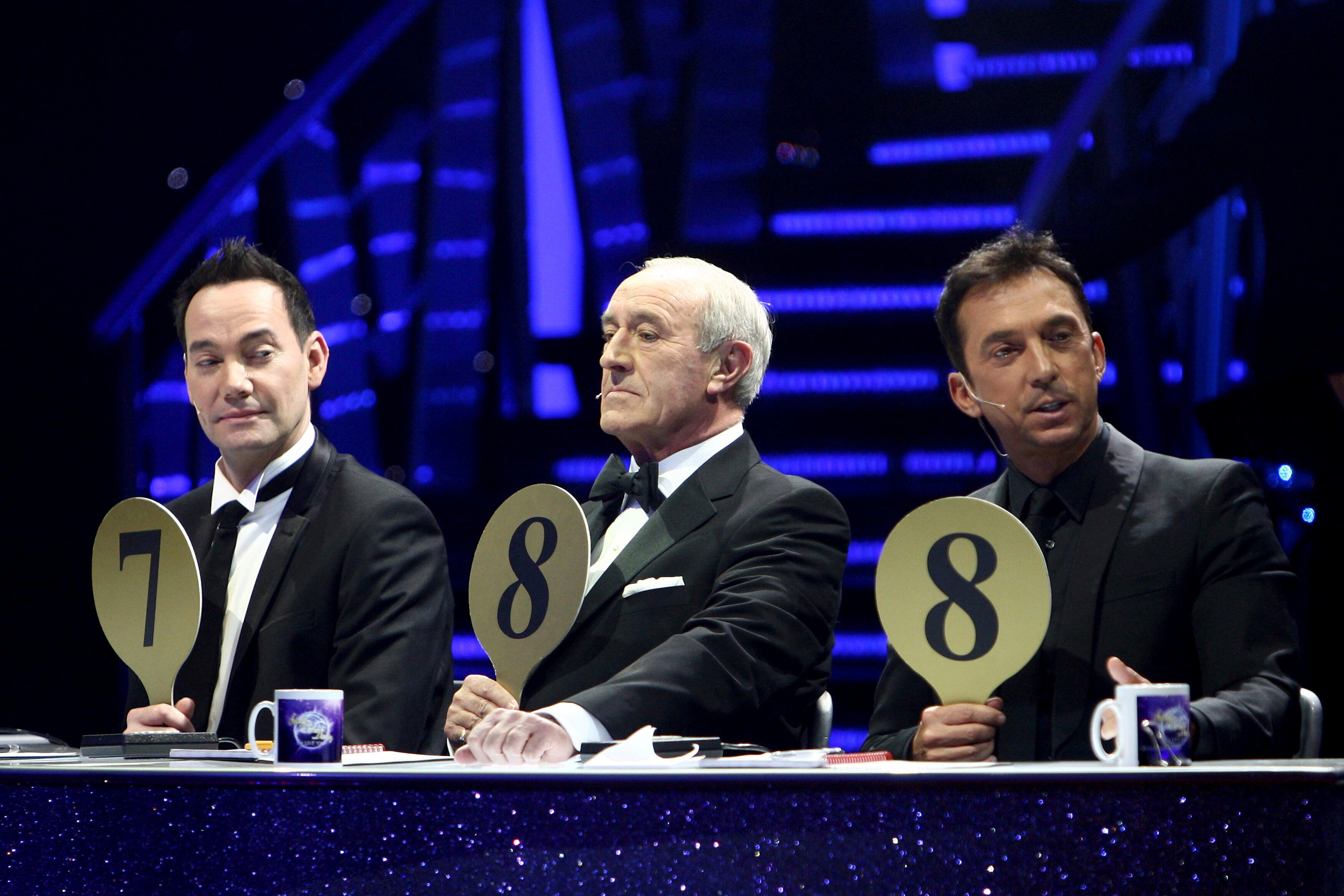 Desde la izquierda, los jueces Craig Revel Horwood, Len Goodman y Bruno Tonioli gesticulan durante el último ensayo general para la apertura de la gira 'Strictly Come Dancing Live Tour' en Inglaterra