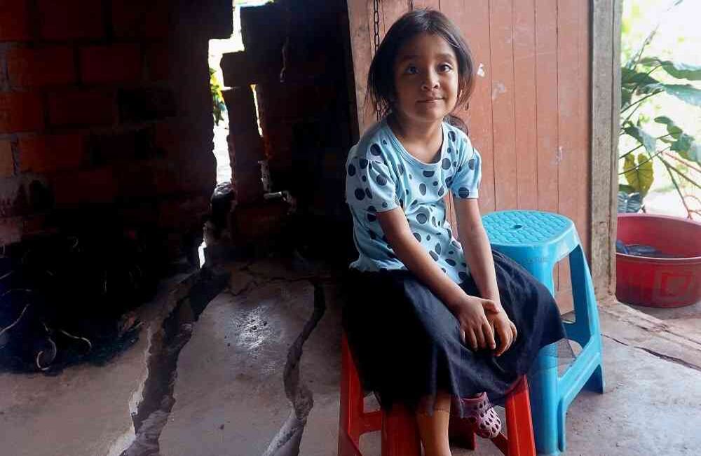 Esta niña está sentada en su casa en Yurimaguas, región amazónica peruana, luego del sismo de 8 grados que sacudió al norte de este país.  Foto: AFP
