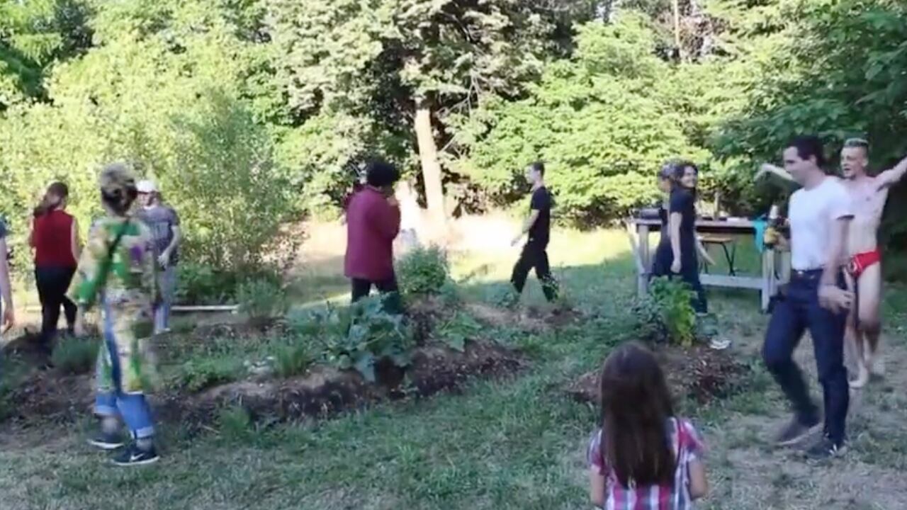 En el video se puede detallar que sí hay menores de edad presentes en el acto