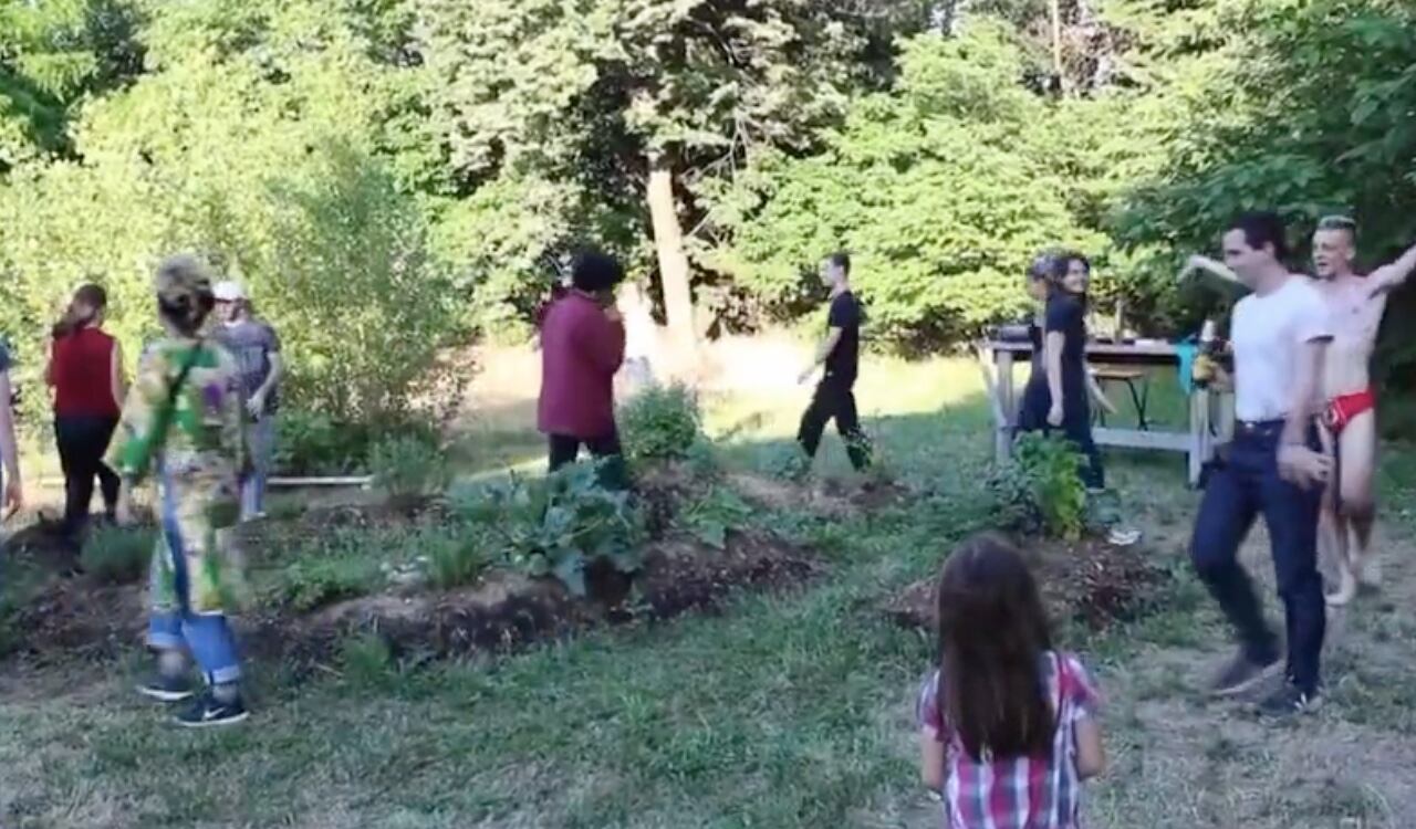 En el video se puede detallar que sí hay menores de edad presentes en el acto