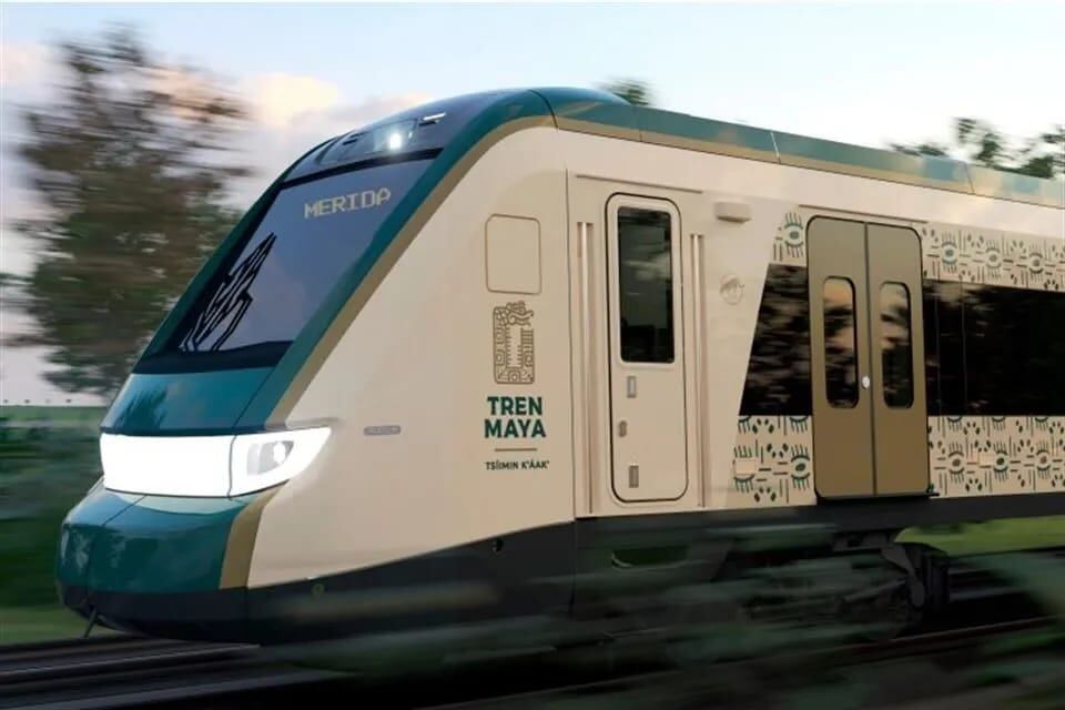Vagón del Tren Maya estacionado en andén, con diseño inspirado en la cultura maya.