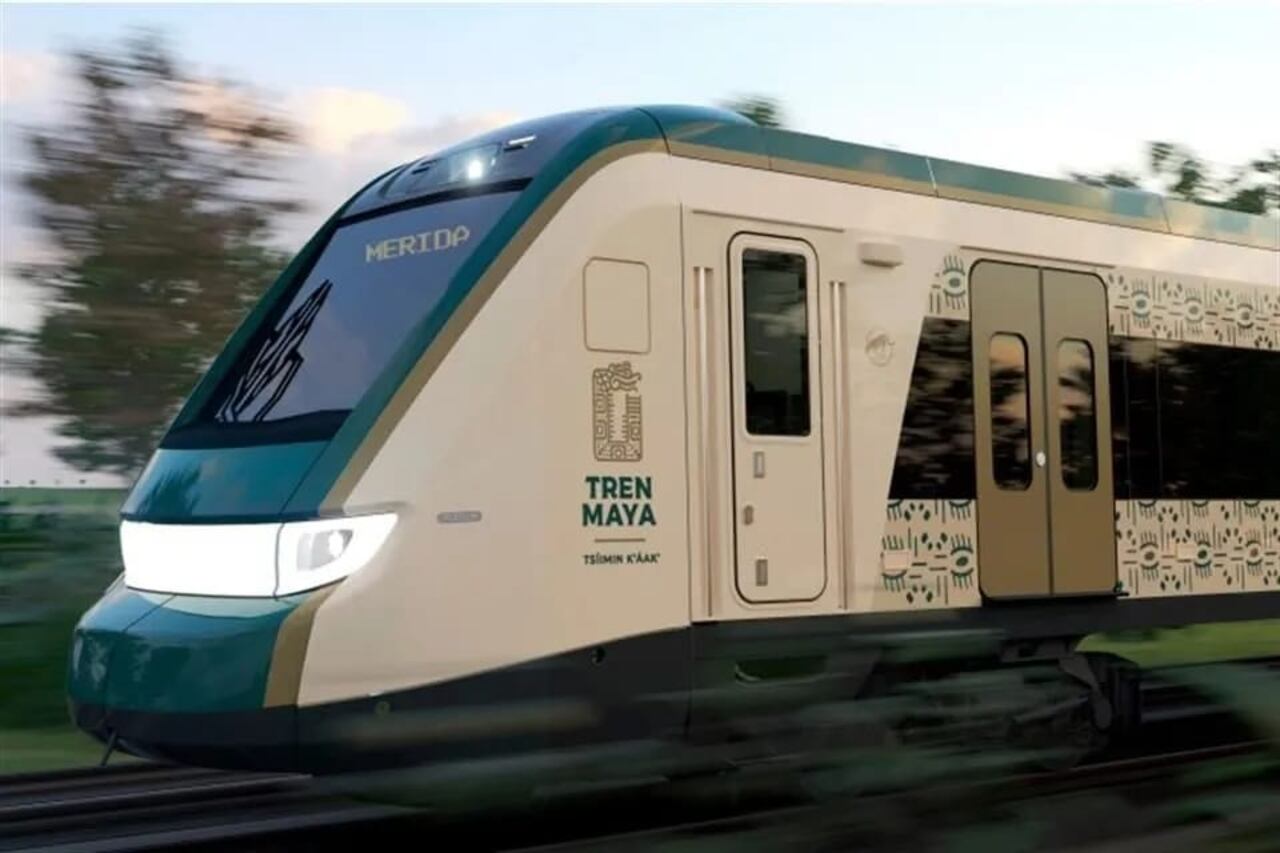 Vagón del Tren Maya estacionado en andén, con diseño inspirado en la cultura maya.