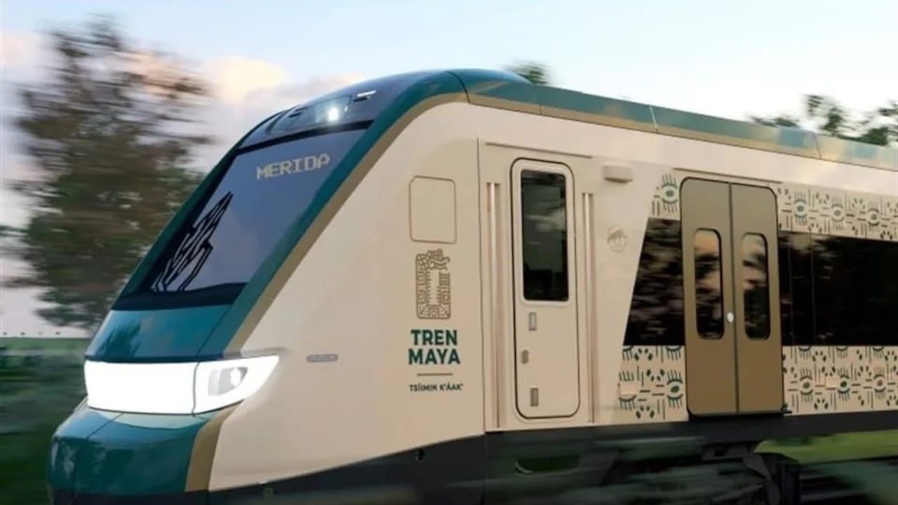 Vagón del Tren Maya estacionado en andén, con diseño inspirado en la cultura maya.