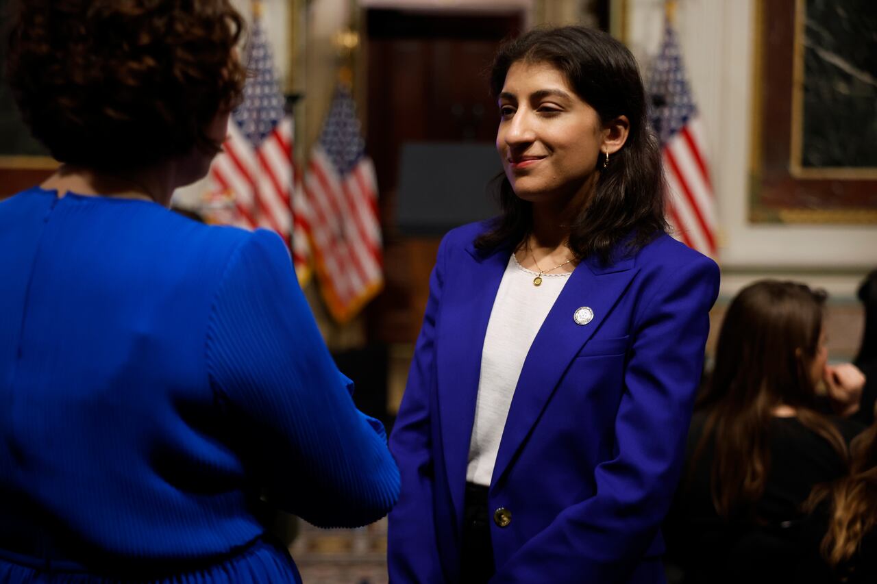 La presidenta de la Comisión Federal de Comercio, Lina Khan (C), habla con los invitados durante un evento sobre el trabajo de la administración Biden