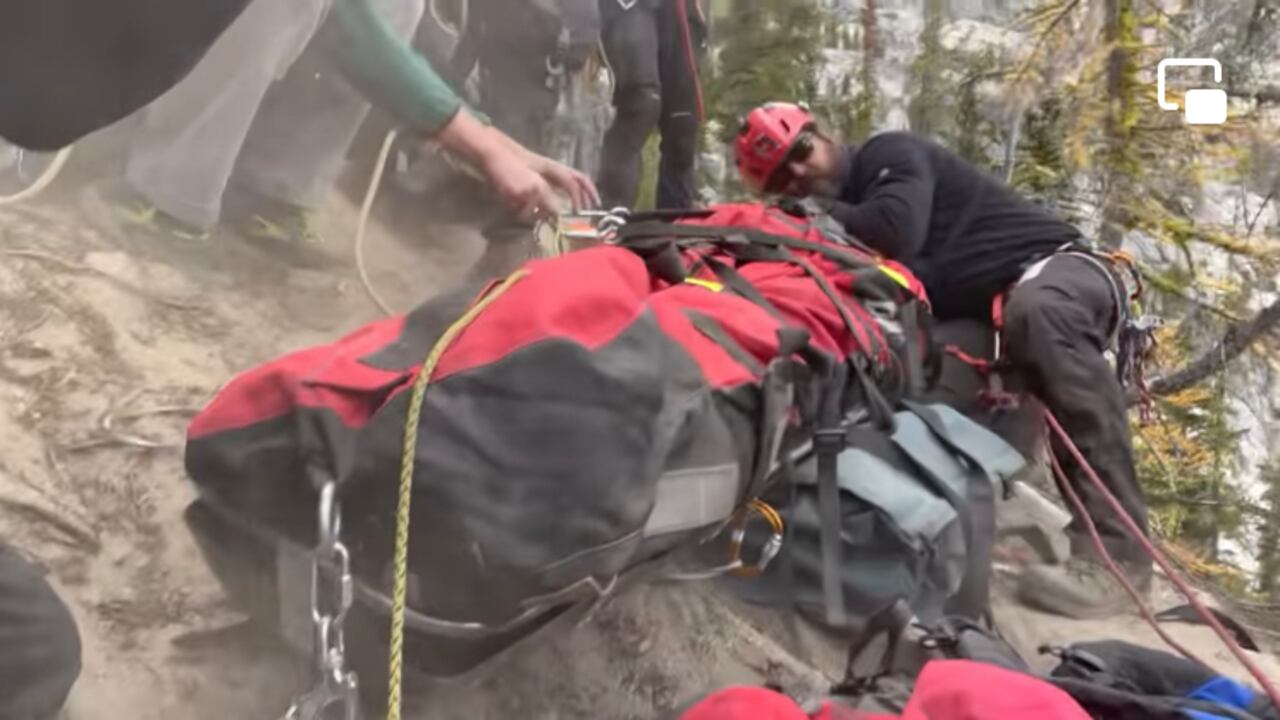 En video quedó registrado el momento en el que el cuerpo de Bomberos del valle de Wenatchee logró el rescate de un excursionista que quedó atrapado debajo de una enorme roca en momentos en que adelantaba una caminata al sur de Leavenworth, Washington, cerca de un lago Viviane en Enchantments.