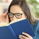 Los pacientes con presbicia alejan el material de lectura para poder ver con claridad, ya que tienen visión borrosa a una distancia normal y sufren fatiga visual.