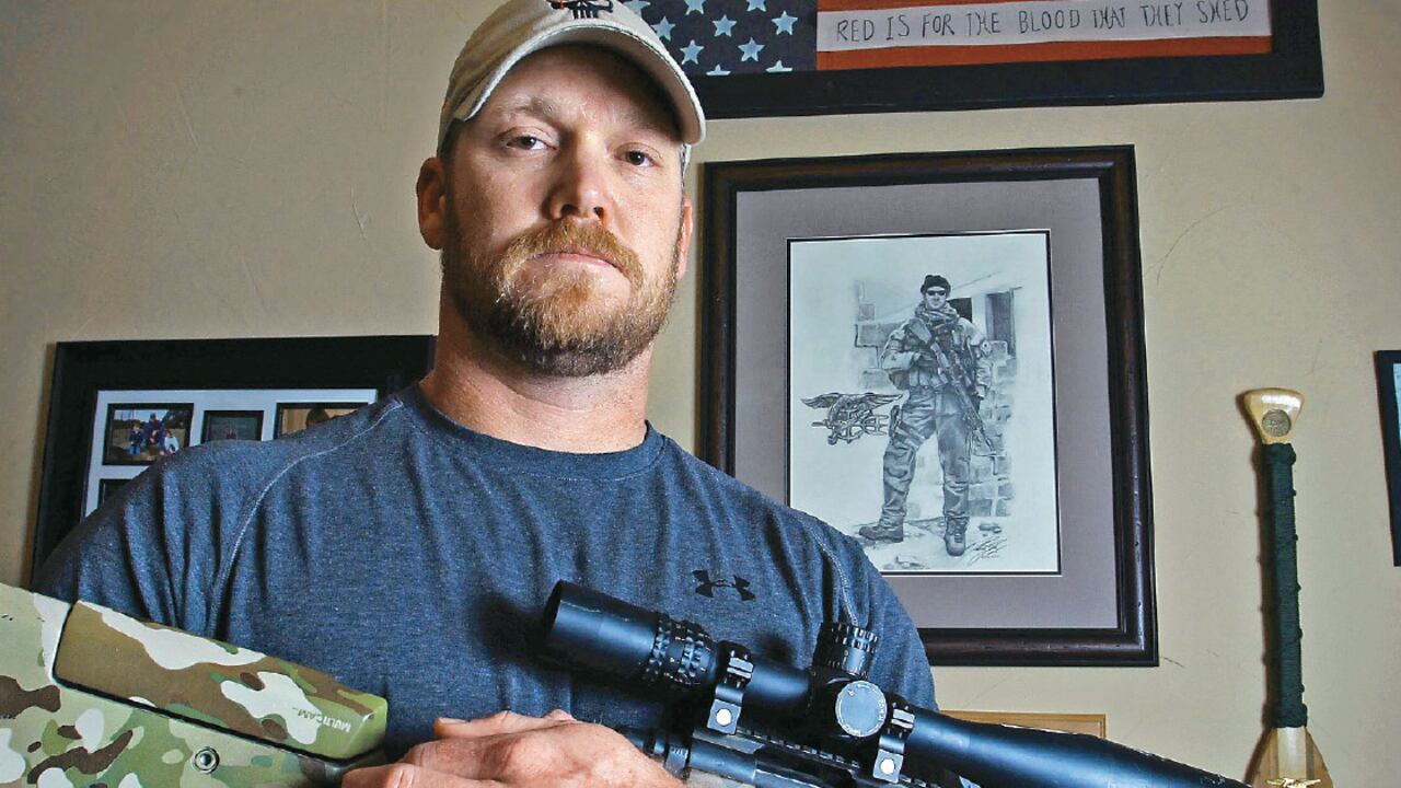 Chris Kyle es considerado por muchos un héroe de guerra, pero para otros era alguien que disfrutaba demasiado de lo que hacía, quitar vidas. A la controversia se suma que personajes como Michael Moore han cuestionado que un francotirador sea exaltado por su rol casi oculto en la batalla.