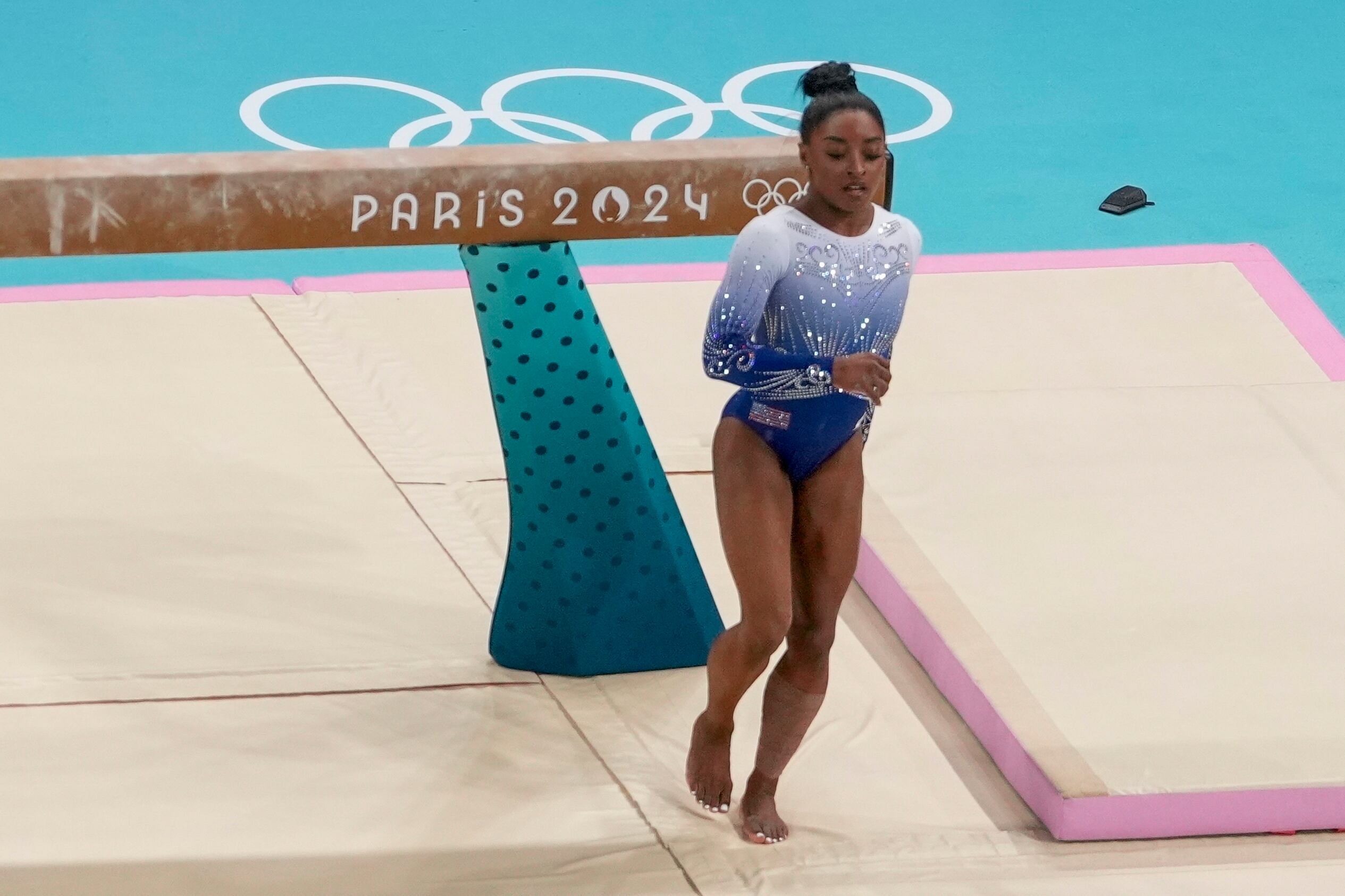 Simone Biles, de Estados Unidos, cae de la viga durante la final de la barra de equilibrio individual de gimnasia artística femenina en el Bercy Arena en los Juegos Olímpicos de Verano de 2024, el lunes 5 de agosto de 2024, en París, Francia. (AP Foto/Morry Gash)