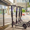 Alquiler de patinetas eléctricas. transporte urbano. Scooters eléctricos para uso compartido alineados y listos para alquilar.
