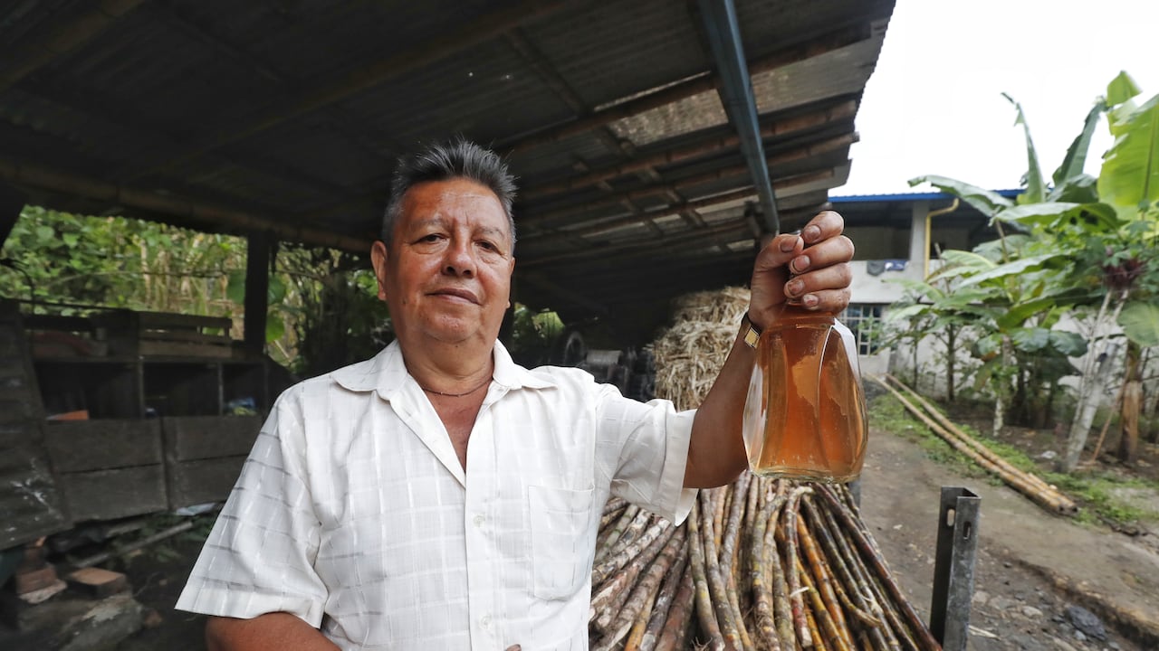 Braudelino Burgos, ‘Don Bola’, es el único productor de chapil de Ricaurte que fermenta frutas como manzana y uva para darle color y sabor a esta tradicional bebida.