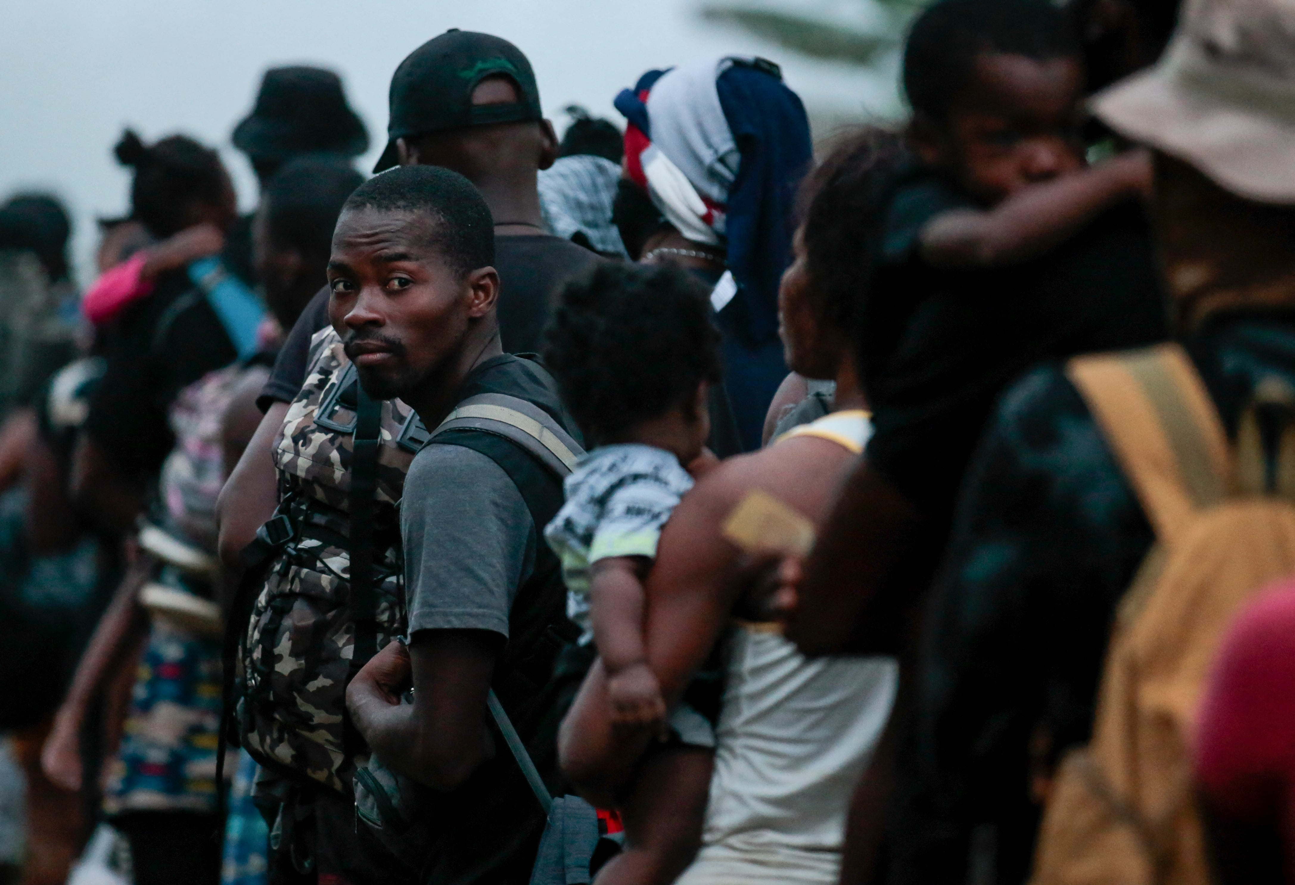 Migrantes en cola para ser transportados desde el poblado de Bajo Chiquito hasta la Estación de Recepción de Migrantes en Lajas Blancas, Provincia de Darién, en Panamá el 23 de agosto de 2021. - Migrantes de Haití y otros países arriban a territorio panameño, luego de caminar durante cinco días en el Darién Gap. . Panamá y Colombia llegaron a un acuerdo para controlar la avalancha de migrantes que cruzan la frontera común hacia Estados Unidos. (Foto de ROGELIO FIGUEROA / AFP)