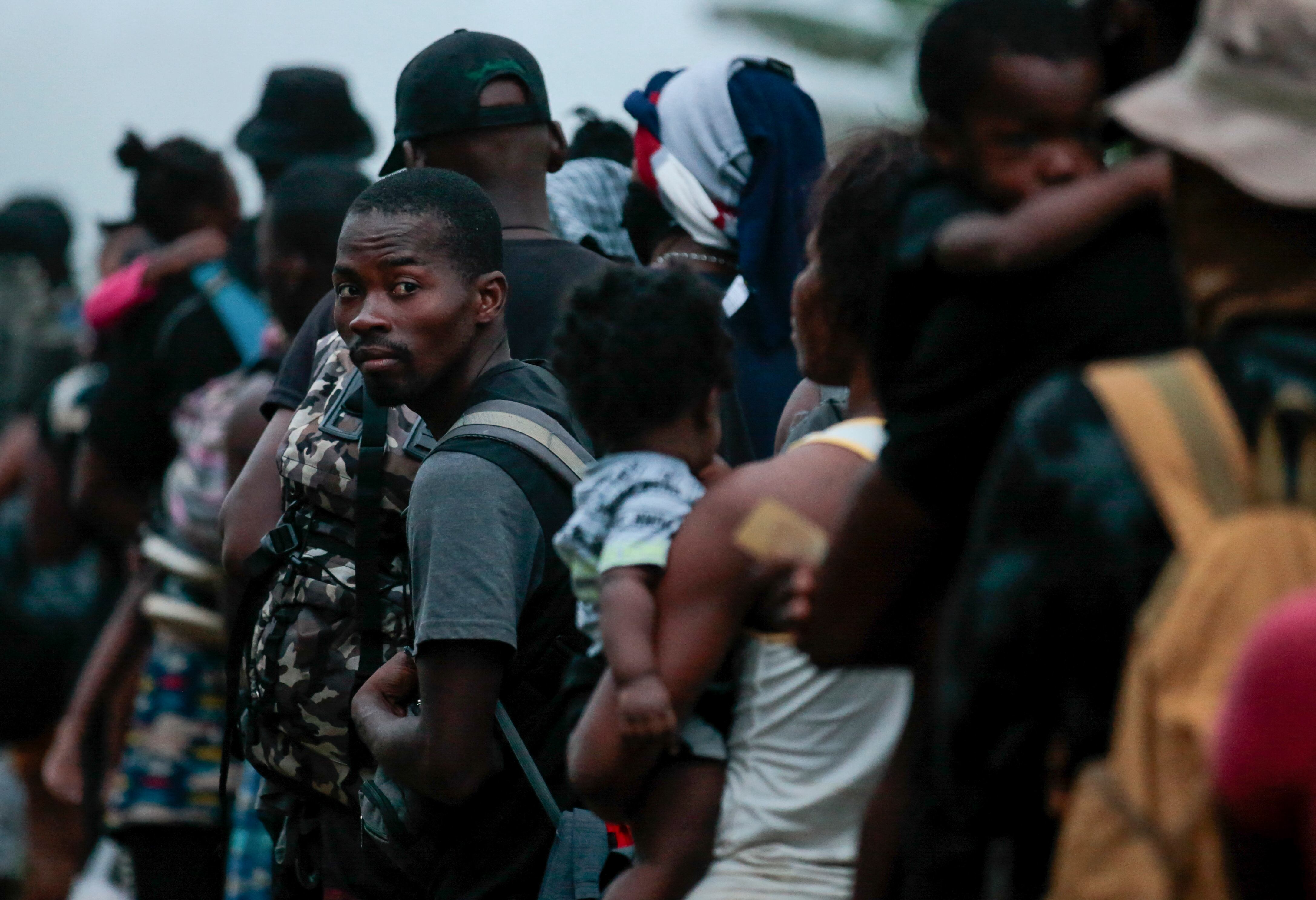 Migrantes en cola para ser transportados desde el poblado de Bajo Chiquito hasta la Estación de Recepción de Migrantes en Lajas Blancas, Provincia de Darién, en Panamá el 23 de agosto de 2021. - Migrantes de Haití y otros países arriban a territorio panameño, luego de caminar durante cinco días en el Darién Gap. . Panamá y Colombia llegaron a un acuerdo para controlar la avalancha de migrantes que cruzan la frontera común hacia Estados Unidos. (Foto de ROGELIO FIGUEROA / AFP)