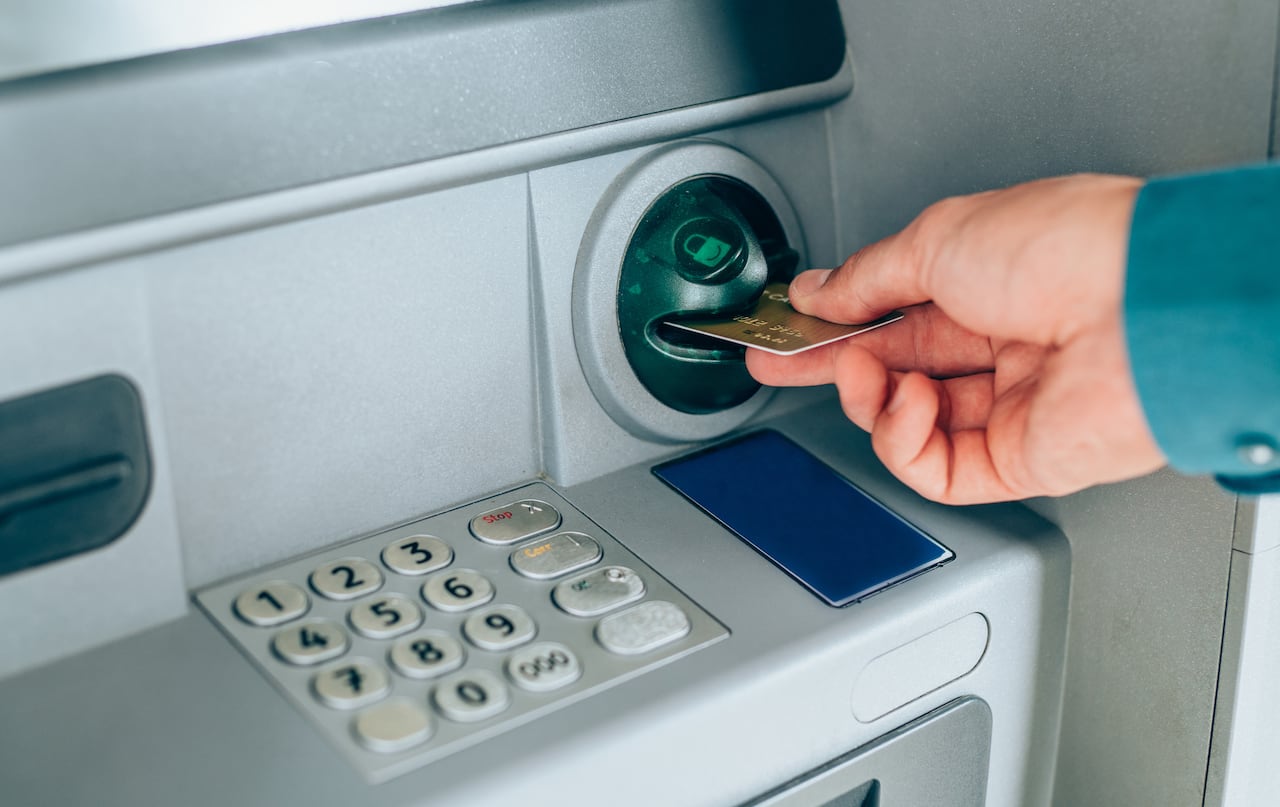 Los ladrones convierten la rutina de retirar dinero en un riesgo, capturando datos bancarios en segundos.