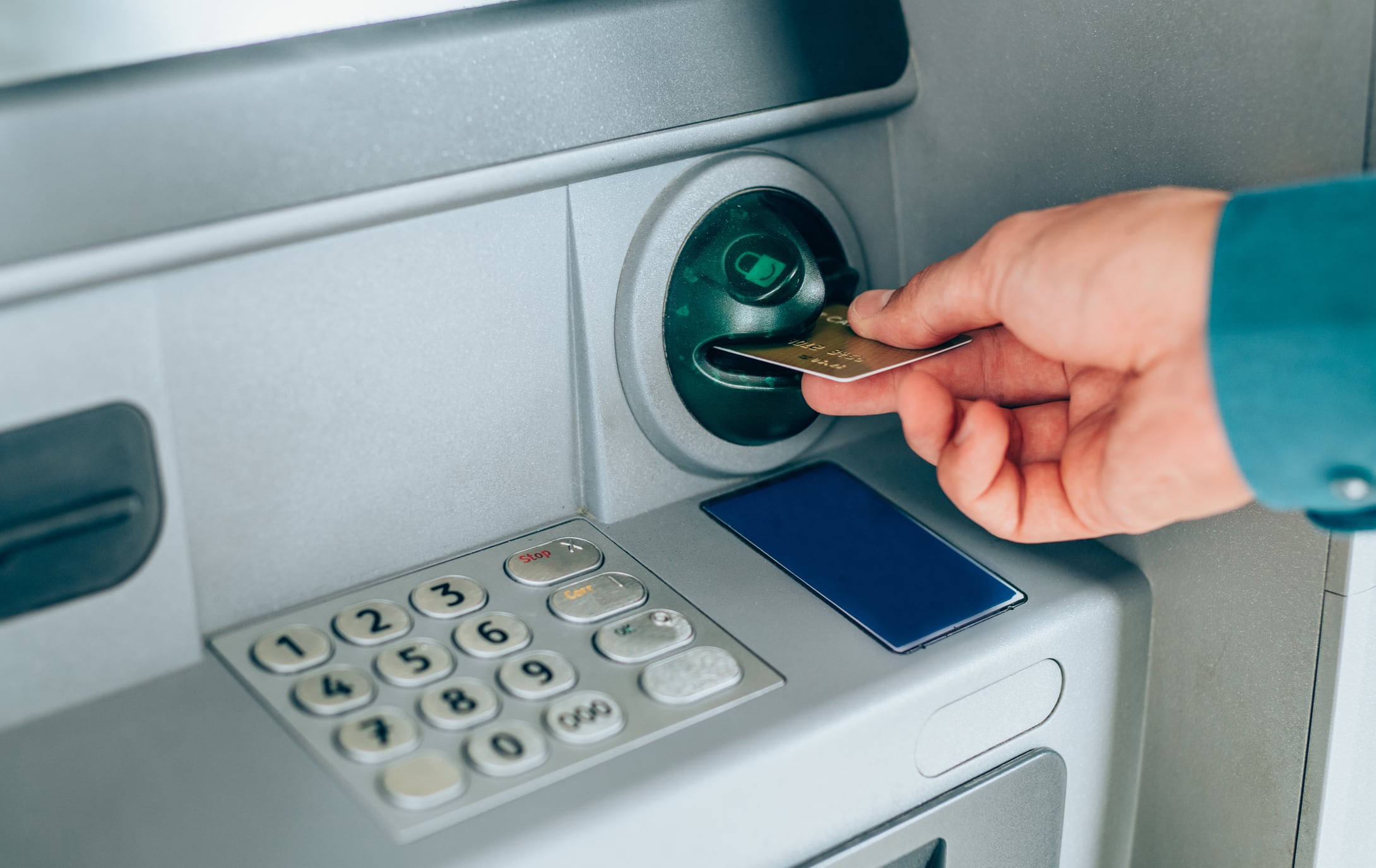 Los ladrones convierten la rutina de retirar dinero en un riesgo, capturando datos bancarios en segundos.