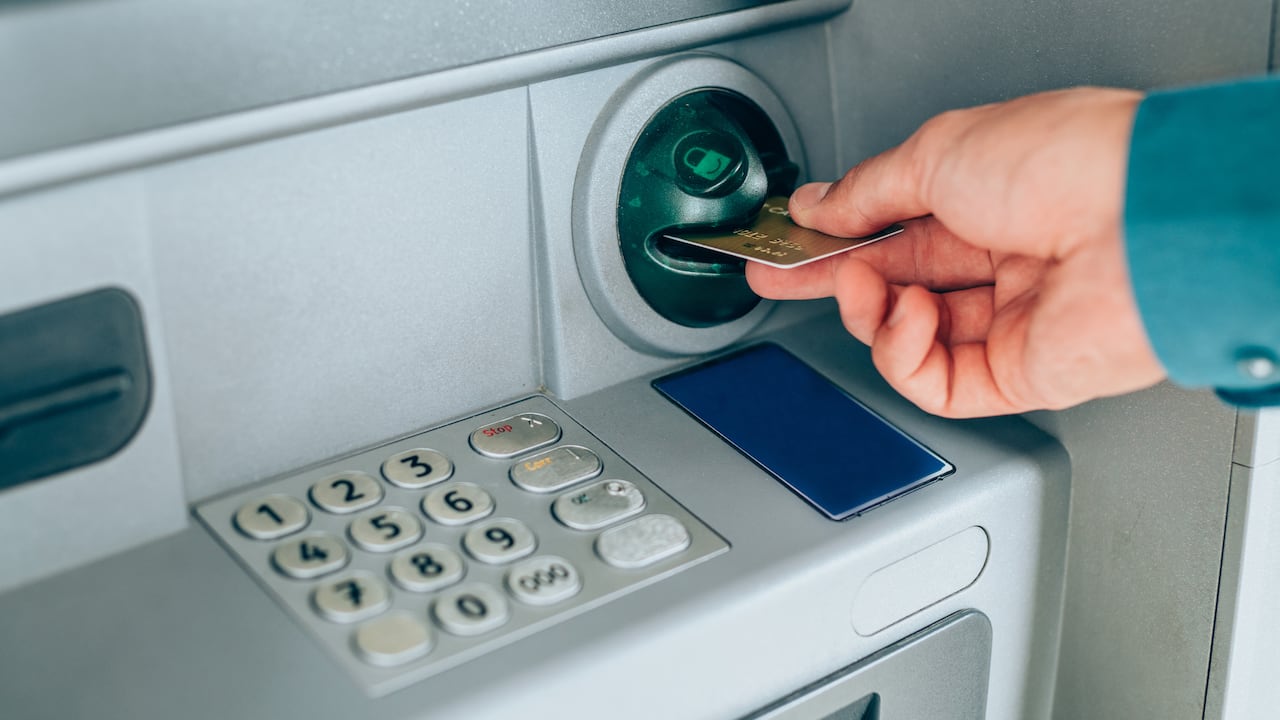 Los dispositivos en cajeros suelen pasar inadvertidos, pero hay señales claras que alertan sobre fraudes.