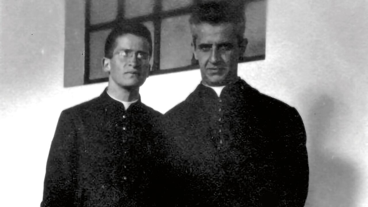 Diego Jaramillo junto al padre García Herreros.