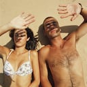 Personas tomando el sol