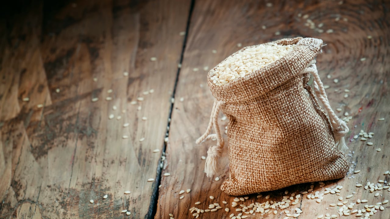 Un método simbólico para atraer empleo internacional incluye un ritual con cereal.