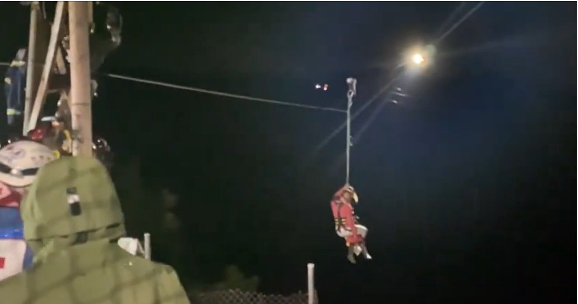 Posteriormente, Mónica Andrea Sánchez, de 35; y Natalia Vidal Castro, de 24, pudieron ser evacuadas gracias a los miembros del Sistema Departamental de Gestión del Riesgo, quienes adelantaron las maniobras.