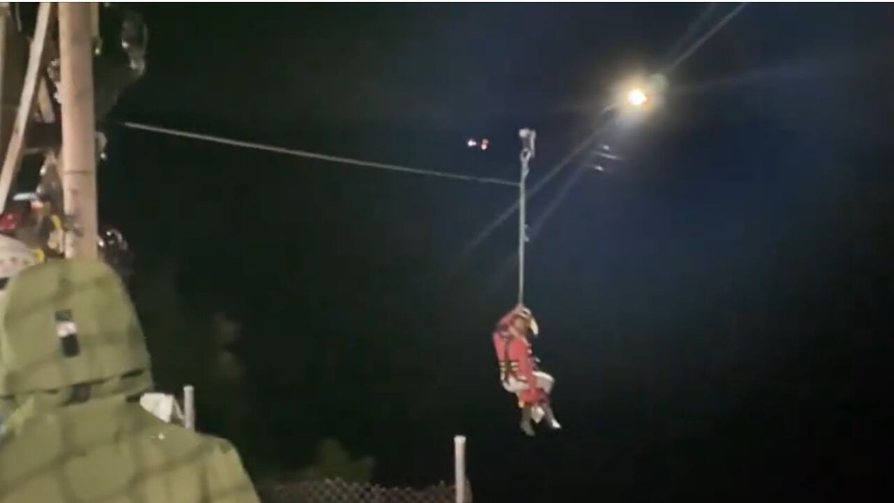 En las últimas horas, la Cruz Roja logró rescatar a tres personas, la primera fue un joven, Juan Camilo Chaparro Cardona, al salir del cable aéreo que quedó suspendido a 250 metros de altura en Caldas. Foto: @GoberCaldas