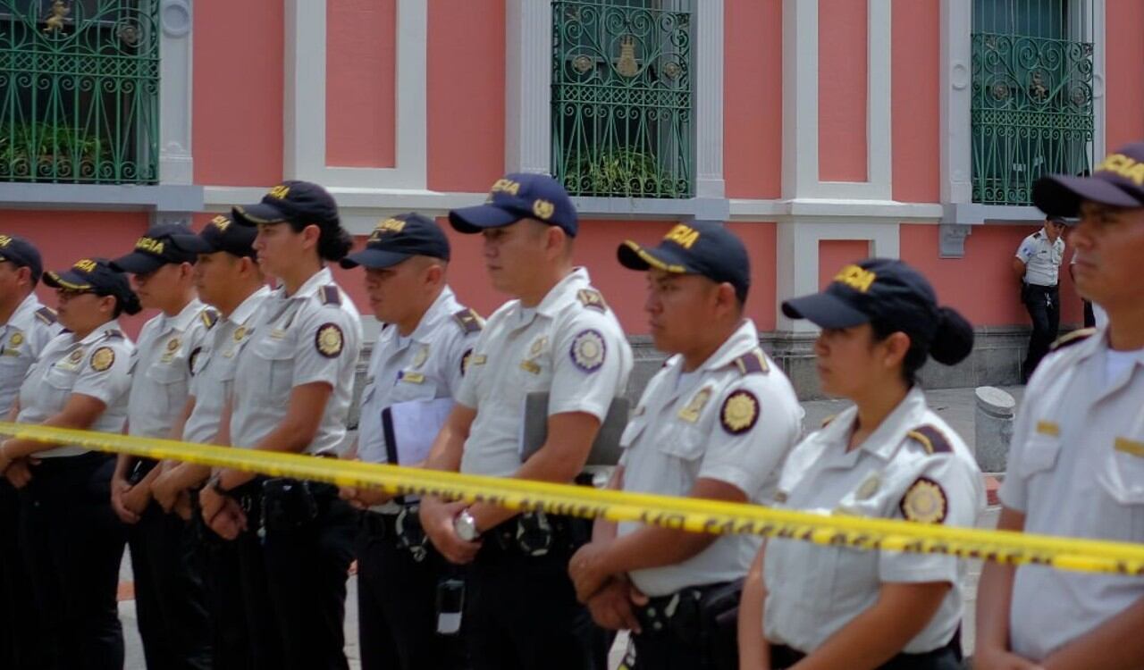 Así fue cercado el edificio del TSE en Guatemala