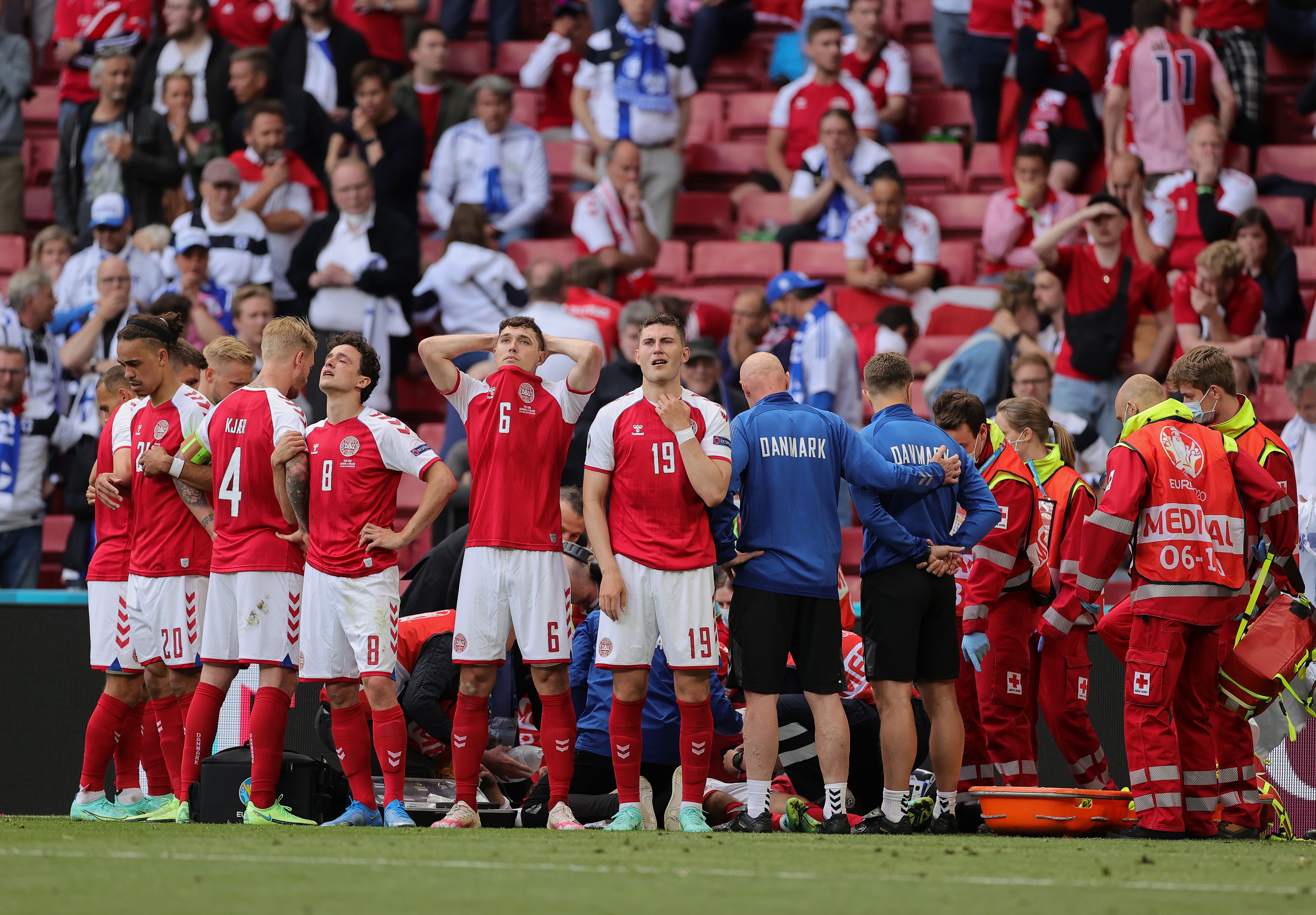 Imagen correspondiente al pánico que vivieron los jugadores de Dinamarca y Finlandia, en junio de 2021, cuando Christian Eriksen sufrió un paro cardiaco en plena cancha.
